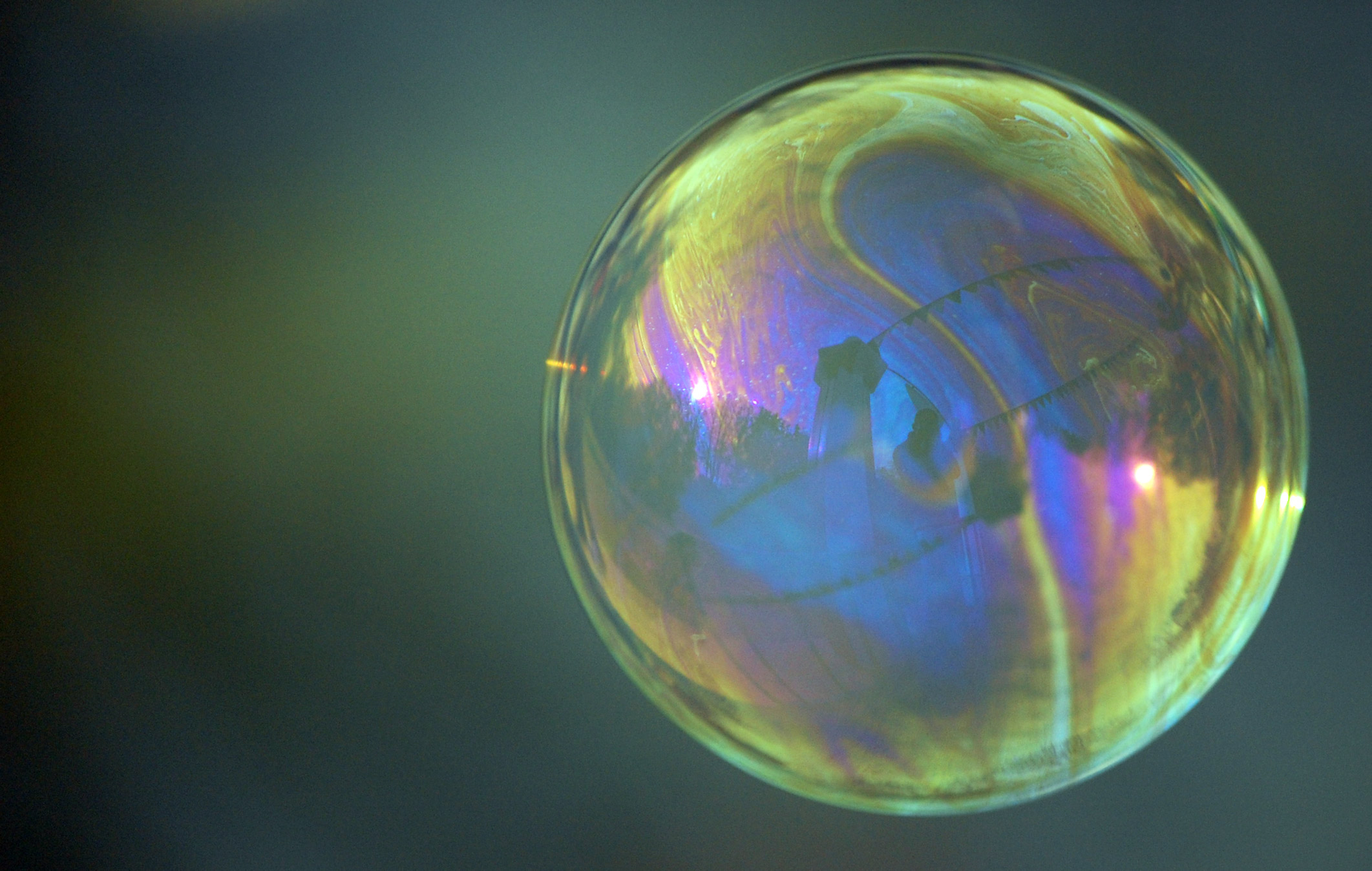 Интерференция в мыльных пузырях. Интерференция света на мыльном пузыре. Мыльный пузырь интерференция. Прозрачная сфера. Пузырь интерференция.